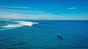 THE WORLD'S BEST SURFING LOCATION l INTERMEDIATE WAVES