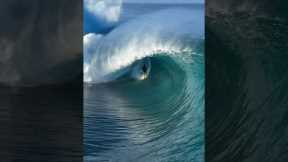 The locals of Teahupo’o doing what they do best 👍